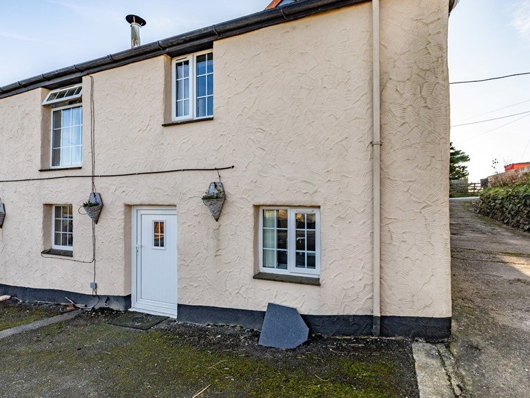 Pheasants Walk Cottage, a traditional cream-rendered Cornish cottage